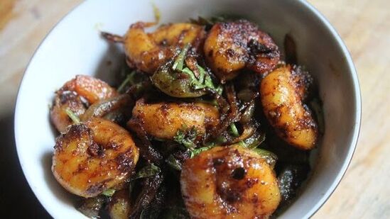 Prawn Pepper Fry: அசைவ உணவுகளில் இறால் உணவுகள் மிகவும் சுவையான உணவாகும். கடலோர பகுதிகளில் உள்ள மக்களுக்கு இறால் ஒரு சத்து மிக்க உணவாகவும் இருந்து வருகிறது. மற்ற அசைவ உணவுகளை போல இதனை செய்வதற்கு அதிகப்படியான மசாலா தேவையில்லை.