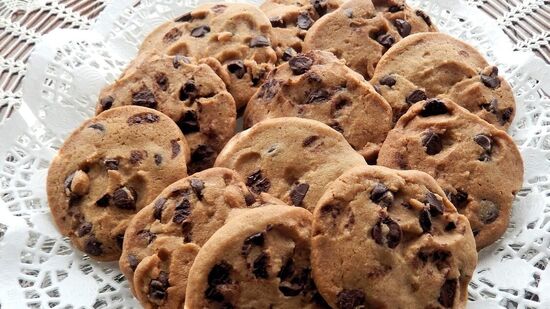 Eggless Chocolate cookies: உலகில் சாக்லேட் விரும்பாத குழந்தைகளே இல்லை எனக் கூறலாம். அந்த அளவிற்கு சாக்லேட் மீதி அலாதியான விருப்பம் இருந்து வருகிறது.