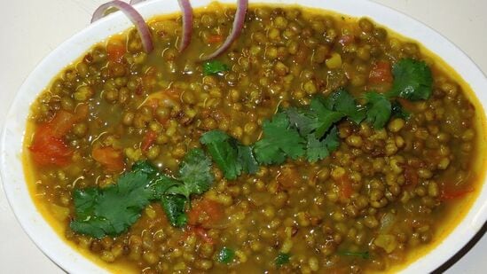 Green Moong Dal Gravy: சப்பாத்திக்கு சூப்பர் சைட்டிஷ் பாசிப்பயறு கிரேவி! செம ரெஸிபி இதோ!