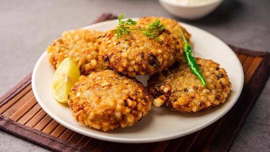 Sabudana Vada : கிரிஸ்பி, சாப்ஃட்னஸ் இரண்டையும் மாற்றி மாற்றி உணர முடியும். சாபுதானா வடை ருசித்து பாருங்களேன். அருமையான சுவைகொண்டதாக இருக்கும்.