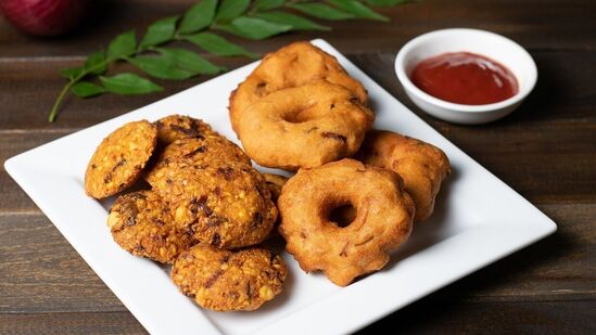 Black Urad Cabbage Vadai : வீட்ல கருப்பு உளுந்தும், முட்டைகோசும் உள்ளதா? அப்ப இந்த ஸ்னாக்ஸ் செஞ்சு ருசிச்சு பாருங்க. ஒருமுறை ருசித்தால் விடவே மாட்டீர்கள்.