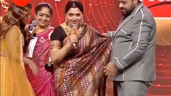 Kushboo: மூட்டு வலியால் அவதி..மேடையில் கீழே விழுந்த குஷ்பூ - பொருப்படுத்தாமல் ஆடிய டான்ஸ்! வைரலாகும் விடியோ