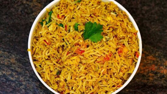 Lunch Box Masala Rice : மிச்சம் வைக்காமல் லன்ச் பாக்ஸை காலி செய்யவேண்டுமா? இதோ இந்த மசாலா சாதம் மட்டும் போதும். முட்டையில் செய்வதால் எண்ணற்ற ஆரோக்கியமும் கிட்டும்.