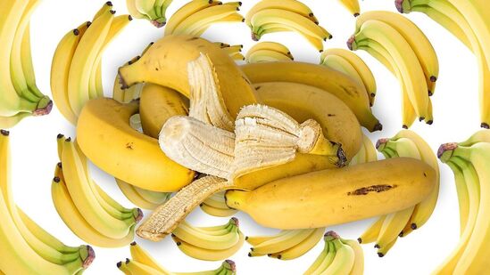 Banana : பற்களில் மஞ்சள் கறை படிந்திருக்கிறதா.. இனி கவலை வேண்டாம்.. வாழைப்பழ தோலில் அடங்கி உள்ள நன்மைகளை பாருங்க!