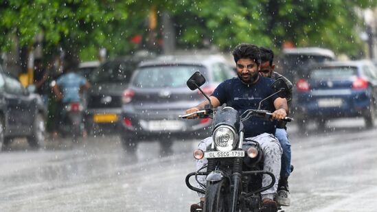 Weather Update Today : கோயம்புத்தூர் மாவட்ட மலைப்பகுதிகள், நீலகிரி, திருப்பூர் மற்றும் ஈரோடு மாவட்டங்களில் ஓரிரு இடங்களில் கனமழை பெய்ய வாய்ப்புள்ளதாக சென்னை வானிலை ஆய்வு மையம் தெரிவித்துள்ளது.