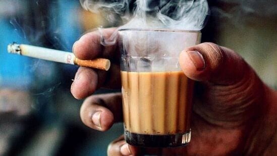 Tea and Cigarette : ஒரு சிகரெட்டில் 6 முதல் 12 மில்லிகிராம் நிகோடின் உள்ளது. சிகரெட் புகைப்பவர்களுக்கு மாரடைப்பு ஏற்படுவதற்கான வாய்ப்பு பொது மக்களை விட 2 முதல் 3 மடங்கு அதிகம். சிகரெட்டில் உள்ள நிகோடின் இதயத்திற்கு இரத்தத்தை வழங்கும் தமனிகளை சுருங்கச் செய்கிறது.