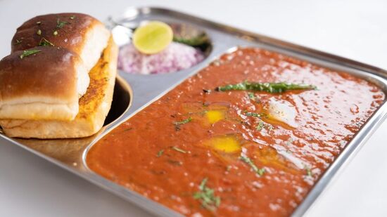 Pav Bhaji: வட இந்திய உணவுகள் பல தமிழ்நாட்டிலும் அதிகம் பிரபலம் அடைந்து வருகின்றன. சமீபகாலமாகவே இந்த உணவு வகைகள் அனைவராலும் விரும்ப படுகிறது. 