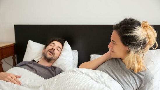 Snoring  Reducing Tips: பார்டனரின் குறட்டை தொல்லையால் கெட்டுப்போகும் தூக்கம்! விடுபட இந்த டிப்ஸ் தவறாமா பாலோ செய்யுங்க