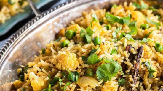 Cauliflower Pulav: புலாவ் காலை, மதியம், இரவு என அனைத்து வேளைகளிலும் சாப்பிடலாம். இதன் காரணமாக புலாவை செய்வது எல்லா நேரங்களுக்கும் உகந்த உணவாக இருக்கும். மேலும் இந்த புலாவில் பல வித வகைகள் உள்ளன.