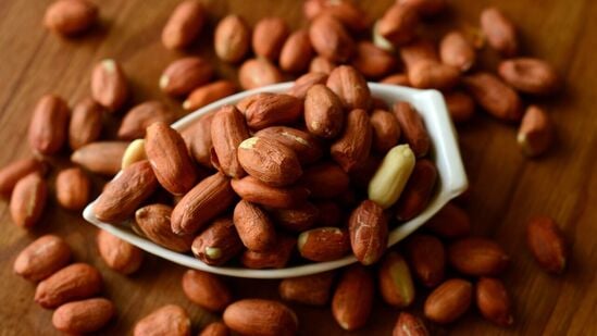 Peanut : ஆரோக்கியத்திற்கு மிகவும் நன்மை பயக்கும் என்றாலும், சிலர் வேர்க்கடலை சாப்பிடுவதைத் தவிர்க்க வேண்டும் என்பது உங்களுக்குத் தெரியுமா? வேர்க்கடலையை உட்கொள்வது நன்மைகளுக்கு பதிலாக அவர்களின் ஆரோக்கியத்திற்கு தீங்கு விளைவிக்கும்.