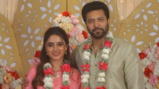 Jayam Ravi: திடீரென மாலையும் கழுத்துமாக வந்த ஜெயம் ரவி-பிரியங்கா.. ஷாக் ஆன சமூக வலைதளம்!