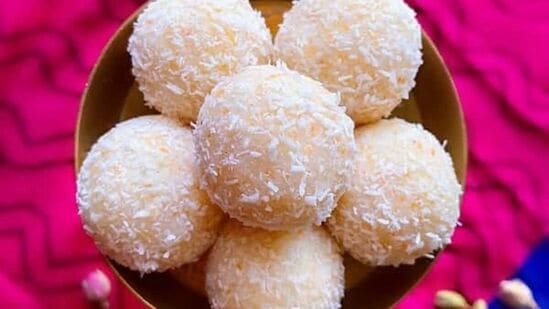 Coconut Laddu Recipe : நவராத்திரியில் தாய்க்கு விருப்பமான உணவைப் பற்றி பேசினால், அன்னைக்கு வெள்ளைப் பொருள்கள் மிகவும் பிடிக்கும். நீங்களும் அன்னை ஷைல்புத்ரியை மகிழ்வித்து அவருக்குப் பிடித்தமான உணவுகளை பிரசாதமாக வழங்க விரும்பினால், தேங்காய் லட்டு செய்யலாம். இதை சுவையாக செய்யும் முறையை பார்க்கலாம்.