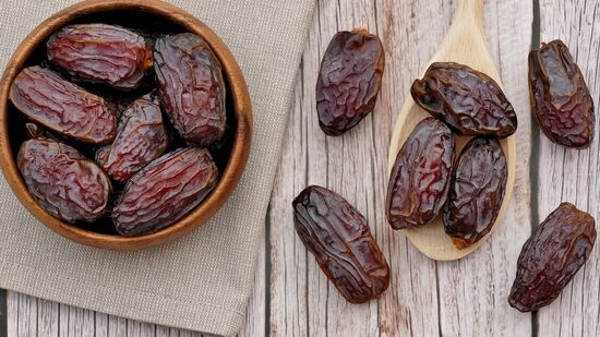 Benefits of Dates: தினமும் பேரீச்சம் பழம் சாப்பிட்டால் இவ்வளவு நன்மைகளா! வாங்க தெரிஞ்சுக்கலாம்!