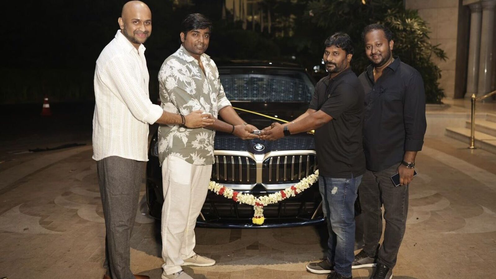 வசூலை அள்ளிக்குவித்த மகாராஜா! இயக்குநருக்கு சொகுசு கார் அளித்த படக்குழு!