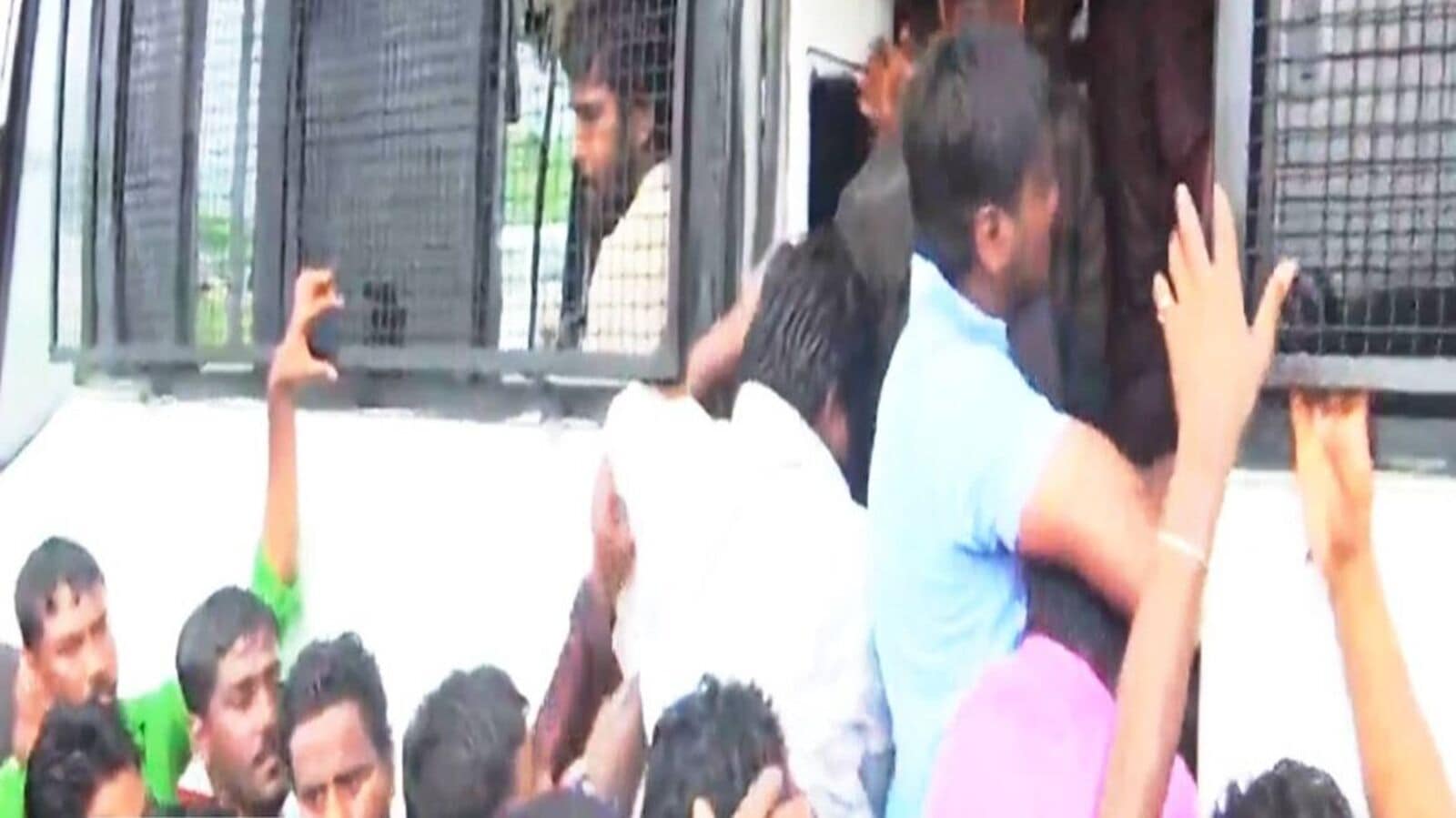 கொட்டும் மழையில் அதிரடி கைது.. சாம்சங் தொழிலாளர்கள் ஆவேசம்!