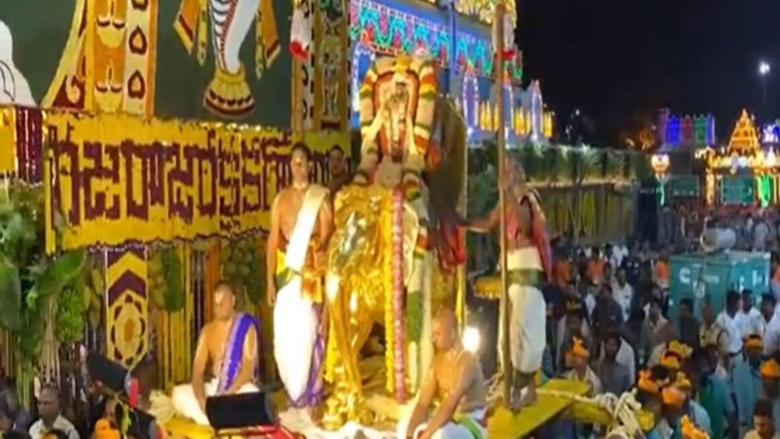 திருப்பதி பிரம்மோற்சவம்..கஜ வாகனத்தில் எழுந்தருளிய மலையப்ப சுவாமி!