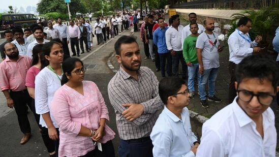 அஞ்சலி செலுத்த வரும் மக்கள்