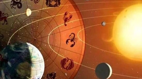 ஜோதிடத்தின் படி, கிரகங்களின் ராஜாவான சூரியனும் தனது ராசியை மாற்றுவார். &nbsp;அக்டோபர் 17 ஆம்&nbsp;தேதி காலை 7:52&nbsp;மணிக்கு சூரியன் துலாம் ராசியில் நுழைகிறார். சூரிய பெயர்ச்சியின் விளைவு 5 ராசிகளுக்கு மிகவும் மங்களகரமானதாக கருதப்படுகிறது. இந்த 5 ராசிகளைப் பற்றி தெரிந்து கொள்வோம். &nbsp;