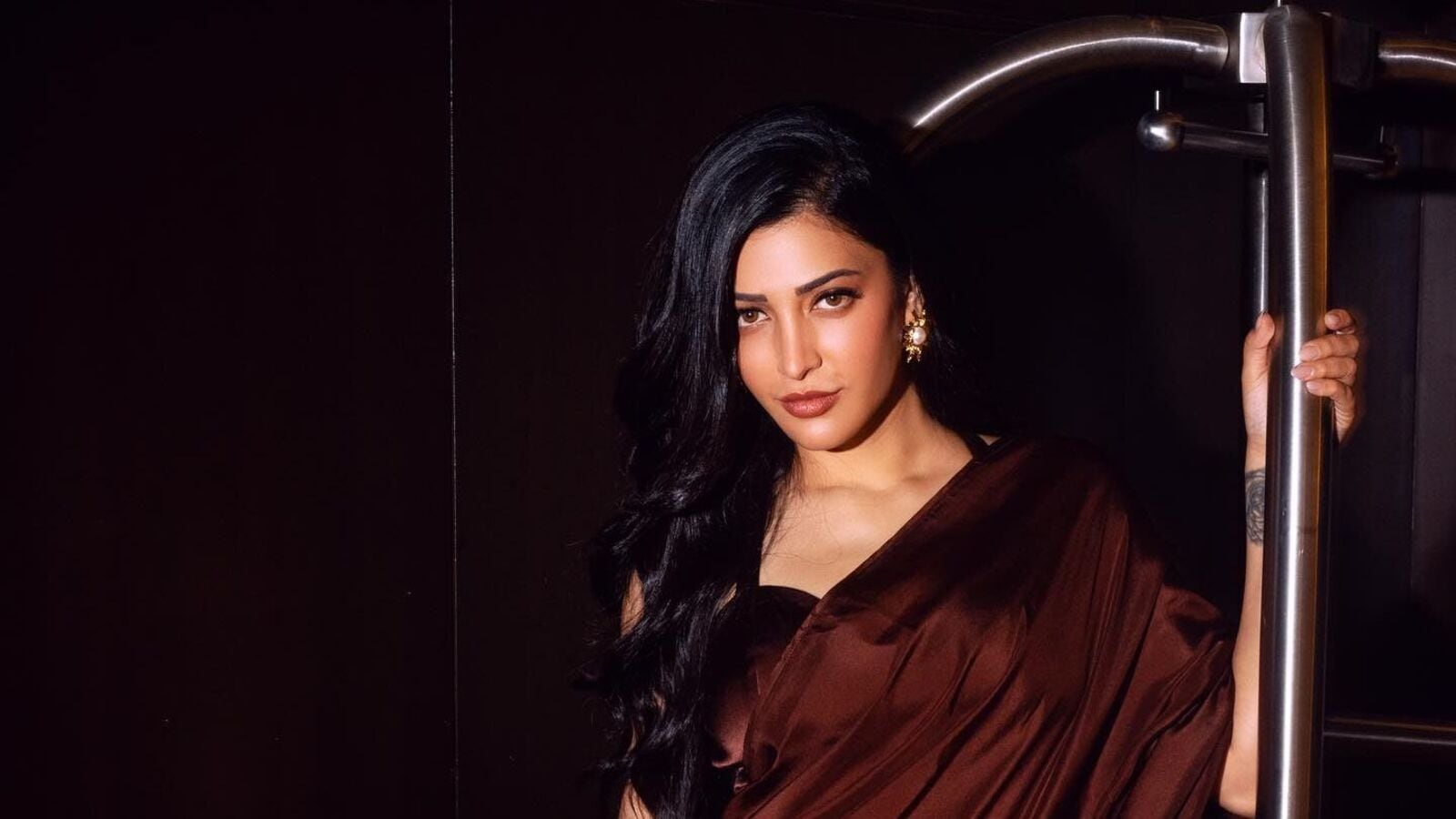 எந்த அப்டேட்டும் இல்ல..நான்கு மணி நேரம் தவிக்கிறாம்! மரியாதை, தெளிவு முக்கியம்.. ஏர்லைன் நிறுவனம் மீது கடுப்பான ஸ்ருதி