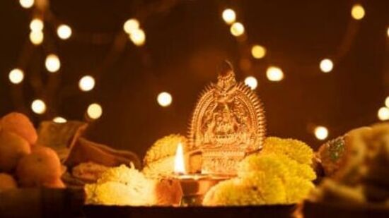 ஞாயிற்றுக்கிழமை தவிர ஒவ்வொரு நாளும் அரச மரத்திற்கு தண்ணீர் வழங்க வேண்டும். இதனால் பணப்புழக்கம் அதிகரிக்கும் என நம்பப்படுகிறது.குறிப்பு: இந்த தகவல் முற்றிலும் நம்பிக்கைகள் மற்றும் பல்வேறு ஊடகங்களை அடிப்படையாகக் கொண்டது. பின்பற்றுவதற்கு முன்பு சம்பந்தப்பட்ட துறையில் உள்ள நிபுணர்களைக் கலந்தாலோசிக்க வேண்டும்.