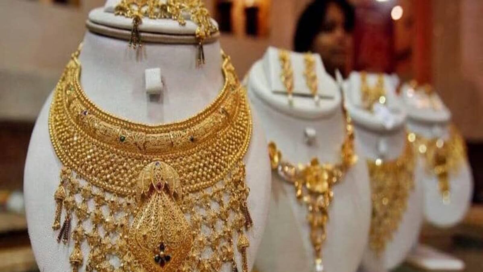 ஆறுதல் அளிக்கும் தங்கம் விலை.. சவரனுக்கு ரூ.200 குறைந்து விற்பனை.. இன்றைய விலை நிலவரம் இதோ!