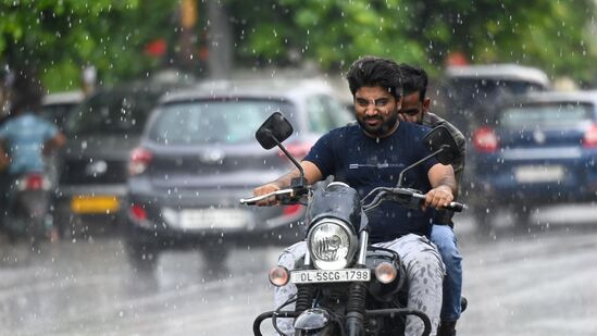 Weather Update : சென்னை மாநகராட்சியில் மழை தொடர்பான புகார் அளிக்க 24 மணி நேர கட்டுப்பாட்டு அறை அமைக்கப்பட்டுள்ளது. 1913, 044-2561 9207, 044-2561 9204, 044-2561 9206-ஐ தொடர்புக் கொண்டு மழை பாதிப்பு புகார் அளிக்கலாம் என அறிவிக்கப்பட்டுள்ளது.