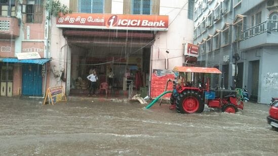 பெருநகர சென்னை மாநகராட்சி இராயபுரம் மண்டலம் வார்டு-56 பிரகாசம் சாலை, இன்று (15.10.2024) வடகிழக்கு பருவமழையை தொடர்ந்து இரவு முதல் பெய்த கன மழை காரணமாக தாழ்வான பகுதியில் தேங்கி நிற்கின்ற மழை நீரைஅகற்றும் பணி நடைபெற்றுவருகிறது.