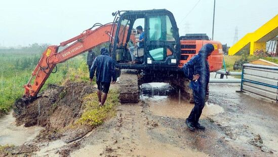 வடகிழக்குப் பருவமழையினை முன்னிட்டு, பெருநகர சென்னை மாகராட்சி, மணலி மண்டலம், வார்டு-18க்குட்பட்ட பகுதியில் உள்ள மழைநீரினை ஜேசிபி இயந்திரம் மற்றும் மோட்டார் பம்புகள் மூலம் எஸ்.ஆர்.எஃப். கால்வாயில் வெளியேற்றும் பணியினை மணலி மண்டல கண்காணிப்பு அலுவலர் திரு.பெ.குமரவேல் பாண்டியன், இ.ஆ.ப., அவர்கள் இன்று (15.10.2024) பார்வையிட்டு ஆய்வு செய்தார். உடன் மண்டல அலுவலர் திரு கோவிந்தராஜ், செயற்பொறியாளர்திரு.தேவேந்திரன் மற்றும் அரசு அலுவலர்கள் உடனிருந்தனர்