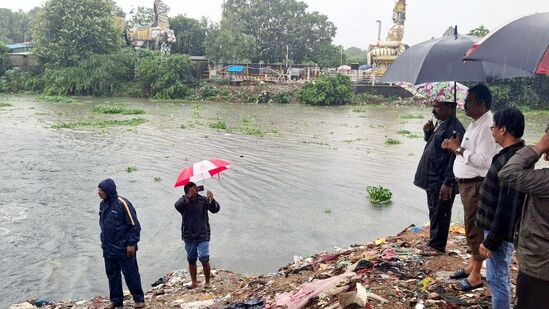 வடகிழக்கு பருவமழையினை முன்னிட்டு, தமிழ்நாடு மாநில வாணிபக் கழகத்தின் மேலாண்மை இயக்குநர்/கோடம்பாக்கம் மண்டல கண்காணிப்பு அலுவலர் டாக்டர் எஸ். விசாகன், இ.ஆ.ப., அவர்கள், இன்று (15.10.2024) கோடம்பாக்கம் மண்டலம், ஜாபர்கான்பேட்டை, புகழேந்தி தெருவிலுள்ள மழைநீரானது எம்ஜிஆர் கால்வாய் வழியாக அடையாறு ஆற்றில் தங்குதடையின்றி செல்வதை ஆய்வு செய்தார்கள்.