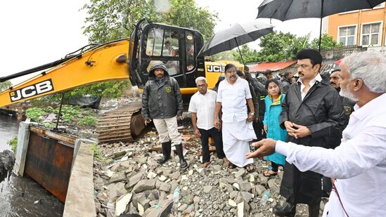 தமிழ்நாடு முதலமைச்சர் மு.க. ஸ்டாலின் இன்று (15.10.2024) சென்னை மற்றும் அதனைச் சுற்றியுள்ள மாவட்டங்களில் கனமழை பெய்து வரும் நிலையில், யானைக்கவுனி கால்வாயில் மழைநீர் தடையின்றி சென்றிட மழைநீரில் அடித்துவரப்படும் கழிவுகளை JCB இயந்திரம் மூலம் உடனுக்குடன் அகற்றும் பணிகளை பார்வையிட்டு, ஆய்வு செய்தார். உடன் நகராட்சி நிர்வாகத் துறை அமைச்சர் திரு.கே.என். நேரு, இந்து சமய அறநிலையத் துறை அமைச்சர் திரு. பி.கே. சேகர் பாபு, பெருநகர சென்னை மாநகராட்சி மேயர் ஆர். பிரியா, நாடாளுமன்ற உறுப்பினர் டாக்டர் கலாநிதி வீராசாமி, சட்டமன்ற உறுப்பினர் . இ. பரந்தாமன், நகராட்சி நிர்வாகம் மற்றும் குடிநீர் வழங்கல் துறை முதன்மைச் செயலாளர் முனைவர் தா. கார்த்திகேயன், இ.ஆ.ப., மற்றும் அரசு உயர் அலுவலர்கள் உள்ளனர்.