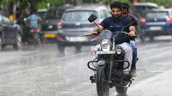 Weather Update : சென்னை, செங்கல்பட்டு, காஞ்சிபுரம் மற்றும் திருவள்ளூர் மாவட்டங்களில் ஒருசில கன முதல் மிக கனமழையும், ஓரிரு இடங்களில் அதி கனமழையும் பெய்ய வாய்ப்புள்ளதாக சென்னை வானிலை ஆய்வு மையம் தெரிவித்துள்ளது.