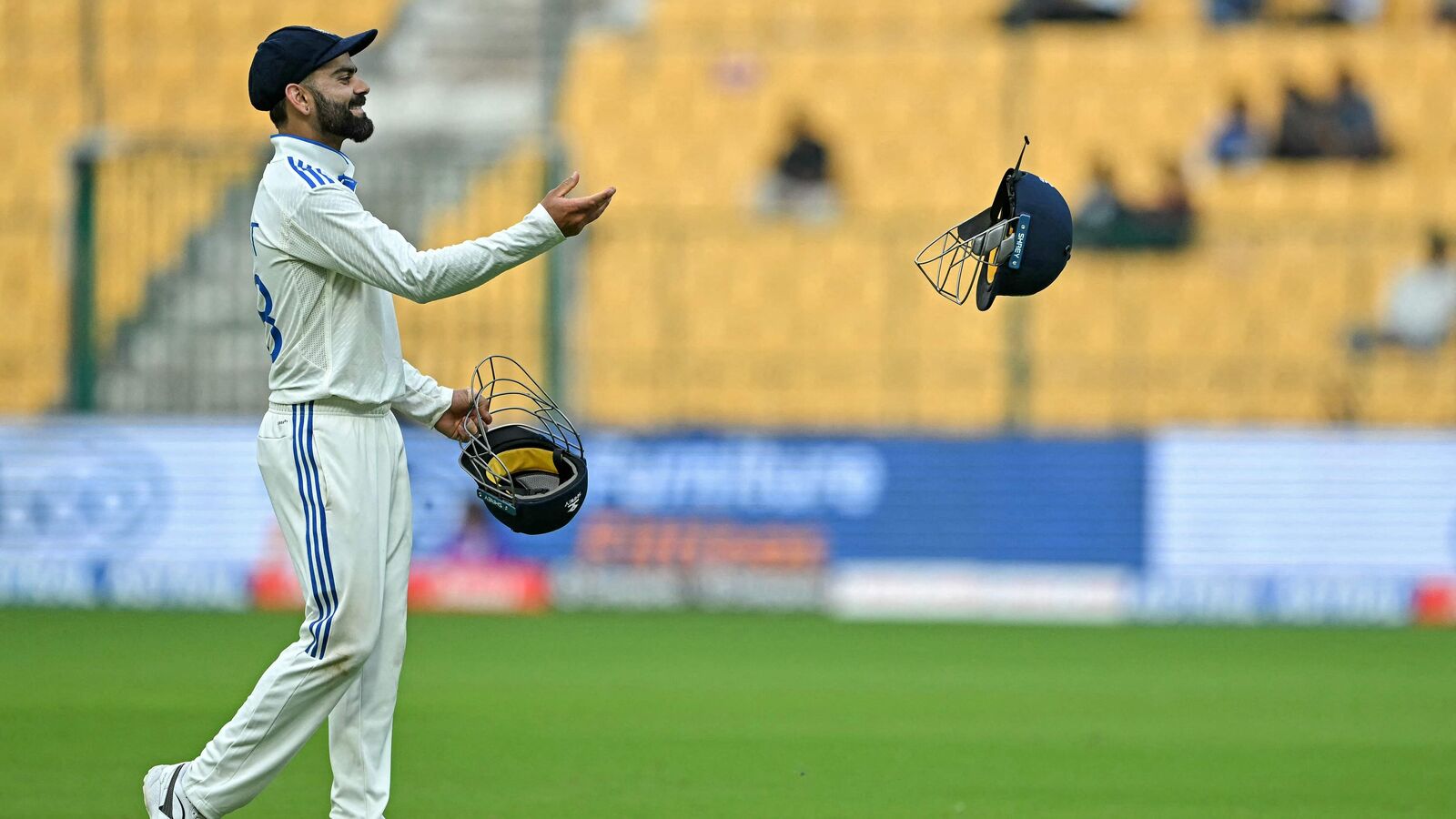 முன்னாள் கேப்டன் எம்.எஸ்.தோனியை மிஞ்சிய விராட் கோலி.. அப்படி என்ன சாதனைன்னு பாருங்க