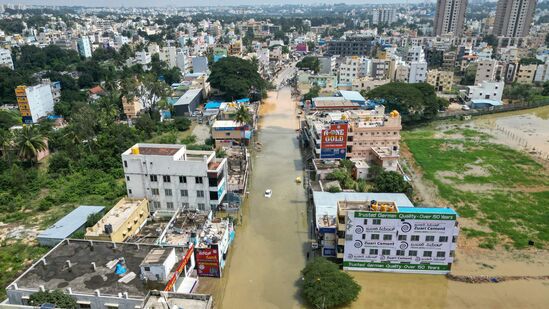 பெங்களூரு போன்ற நவீன நகரத்தில், தண்ணீர் தேங்குவதால் உள்கட்டமைப்பு குறித்து மக்கள் மத்தியில் வலுவான அதிருப்தி உள்ளது. பொதுமக்கள் சமூக வலைதளங்களில் தங்கள் கருத்துக்களை தெரிவித்து வருகின்றனர். தாழ்வான குடியிருப்புகளில் வசிக்கும் மக்கள் பாதுகாப்பான இடங்களுக்கு மாற்றப்பட்டு வருகின்றனர். என்.டி.ஆர்.எஃப் குழுக்கள் நகரத்தில் மீட்பு நடவடிக்கைகளை மேற்கொண்டு வருகின்றன.&nbsp;