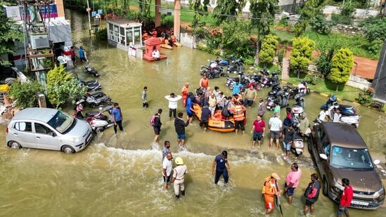 பெங்களூருவில் மழைநீரில் நடந்து சென்ற 56 வயது பெண் திறந்த கழிவுநீர் குழியில் விழுந்து உயிரிழந்தார். அந்தப் பெண் தனது கணவருடன் ஸ்கூட்டரில் சென்று கொண்டிருந்தபோது, எதிர் திசையில் வந்த மற்றொரு வாகனம் ஸ்கூட்டர் மீது மோதி திறந்த கழிவுநீர் தொட்டியில் விழுந்தது என்று போலீசார் தெரிவித்தனர். பலத்த மழையால் பெங்களூருவில் இருந்து டெல்லியில் இருந்து பெங்களூரு செல்லும் விமானங்கள் மற்றும் நான்கு விமானங்கள் பாதிக்கப்பட்டுள்ளன. &nbsp;