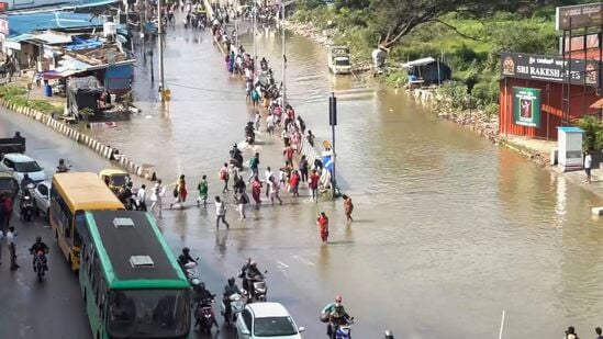 பெங்களூருவில் சாலைகளில் தண்ணீர் தேங்கியுள்ளதால் சாலை டிவைடர்கள் வழியாக மக்கள் நடந்து செல்வதைக் காண முடிகிறது இதற்கிடையில், மக்கள் தண்ணீரில் சிக்கித் தவிக்கும் போது நிர்வாகம் உதவிக்கு வருவதில்லை என்று சமூக ஊடகங்கள் புகார் தெரிவிக்கின்றன. துணை முதல்வர் டி.சிவகுமாரும் நீண்ட நேரம் போக்குவரத்தில் சிக்கிக்கொண்டார். நிர்வாகம் சாத்தியமான அனைத்து உதவிகளையும் வழங்கி வருவதாக சிவகுமார் கூறினார். கேந்திரிய விஹார் அடுக்குமாடி குடியிருப்புகளில் இருந்து பலர் வெளியேற்றப்பட்டு பாதுகாப்பான இடங்களுக்கு அழைத்துச் செல்லப்பட்டுள்ளதாக சிவகுமார் கூறினார்.