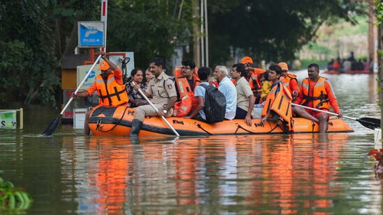 கனமழையால் வெள்ளத்தில் மூழ்கிய கேந்திரிய விஹார் அடுக்குமாடி குடியிருப்பில் வசிப்பவர்களை NDRF பணியாளர்கள் செவ்வாய்க்கிழமை, அக்டோபர் 22, 2024 அன்று பத்திரமாக மீட்ட காட்சி. (PTI Photo/Shailendra Bhojak)&nbsp;