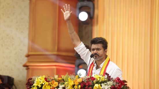 தமிழக வெற்றிக்கழகத்தின் முதல் மாநாடு அக்டோபர் 27ஆம் தேதியான நேற்று விக்கிரவாண்டியில் வி.சாலையில் நடைபெற்றது. அங்கு அக்கட்சியின் தலைவர் விஜய் செயல்திட்டங்கள் குறித்துப் பேசிய பேச்சு வைரல் ஆகியுள்ளது.மேடையில் த.வெ.க தலைவர் விஜய் பேசியதில், ‘’நம்மளோட செயல்திட்டங்களைத் தெளிவாகச் சொல்லிட்டோம். இருந்தாலும் அதில் மக்களுக்குத் தேவையான முக்கியமான ஹைலைட்ஸ் மட்டும் சொல்றேன். முக்கியமாக கவனம் செலுத்தவேண்டியது பெண்களுக்கும் வயதானவங்களுக்கும் குழந்தைகளுக்கும் உண்டான பாதுகாப்பில் தான். அதை உறுதி செய்றதுக்கே தனி இலாகாவும் துறையும் ஏற்படுத்தணும்’’.