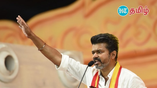 பயம் கிடையாது - விஜய்:‘’2026ஆம் ஆண்டு ஒரு புதிய அரசியல் களத்தில் புத்தாண்டு. நம்பிக்கையாக இருங்க. நல்லதே நடக்கும். வெற்றி நிச்சயம். என்னடா இந்த விஜய் யார் பெயரையுமே சொல்லவே மாட்டேன்றான். யார் பெயரையும் அழுத்தமாக சொல்லவே மாட்டேன்றான். இவனுக்கு என்ன பயமா?. அப்படி இப்படின்னு ஒரு சில அரசியல் விஞ்ஞானிகள், நக்கல்-நையாண்டிகள் நடக்கும் இல்லையா.&nbsp;அவங்க எல்லோருக்குமே நான் சொல்லிக்கிறது என்னவென்றால், சில பேருடைய பெயர் எல்லாம் சொல்லாமல் விட்டதற்குக் காரணம், சொல்லமுடியாதுங்கிறது அப்படியெல்லாம் கிடையாது. சொல்ல தில் இல்லை அப்படியெல்லாம் கிடையாது. இங்கே யார் பெயரையும் சொல்லி தாக்குறதுக்கு எல்லாம் நாங்க இங்கே வரல. தாக்கிப்பேசுறது, மரியாதை இல்லாமல் பேசுறது, தரக்குறைவாக தகாத வார்த்தைகளில் பேசுறது அதுக்கெல்லாம் நாங்க இங்கே வரவே இல்லை''.