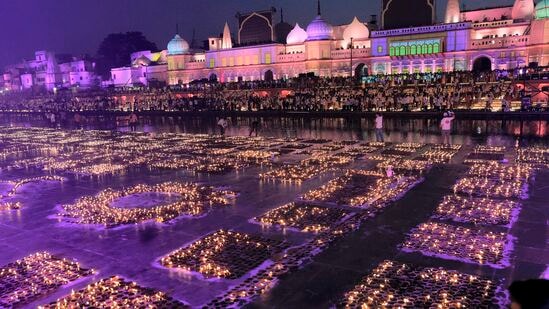 அயோத்தியில் எட்டாவது தீபோத்சவத்திற்கான ஏற்பாடுகள் இறுதி கட்டத்தில் உள்ளன, அக்டோபர் 30 ஆம் தேதி நகரத்தை 28 லட்சம் மண் விளக்குகளால் ஒளிரச் செய்வதற்கான திட்டங்கள் உள்ளன என்று அதிகாரிகள் செவ்வாய்க்கிழமை தெரிவித்தனர்.