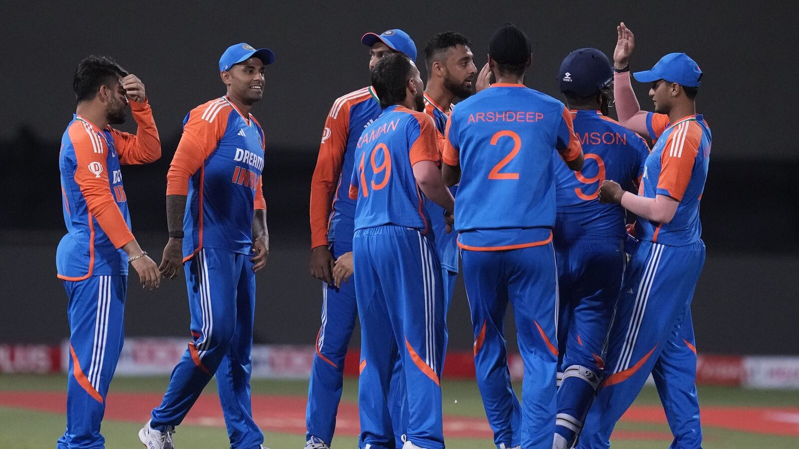 இந்திய ஸ்பின்னர்கள் சுழலில் சுருண்ட தென் ஆப்பரிக்கா பேட்ஸ்மேன்கள்! பவுலிங்கில் வெறித்தனம் காட்டிய வருண் - பிஷ்னோய்