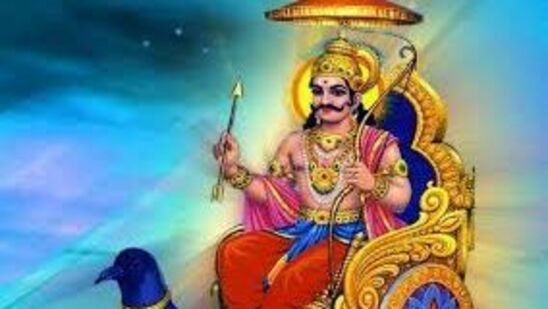 சனி பகவான் கடந்த இரண்டு மாதங்களாக கும்ப ராசியில் சஞ்சரித்து வருகிறார். தற்போது தீபாவளி முடிந்திருக்கும் நிலையில் அவரின் போக்கு மாற இருக்கிறது.