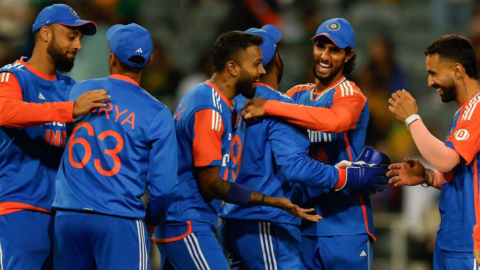 கத்துகிட்ட மொத்த வித்தையும் இறக்கிய இந்தியா..அவன் ஊரிலேயே தென் ஆப்பரிக்காவுக்கு எதிராக தரமான சம்பவம்!கையில் டி20 கோப்பை