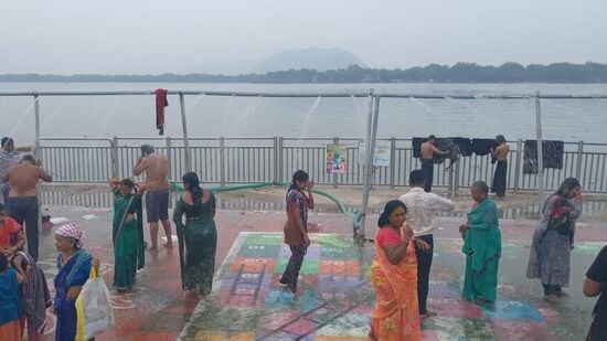 கார்த்திகை பவுர்ணமியை முன்னிட்டு நீர்க்கரைகளில் பக்தர்கள் குவிந்து வருகின்றனர்.