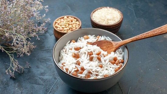 மெல்லிய அரிசி இருந்தால் சிறிது நேரத்தில் சோறு தெரியும். கரடுமுரடான அரிசியை சுமார் 30 நிமிடங்கள் வைத்திருந்தால், அது சிறந்த சாதமாக இருக்கும்.