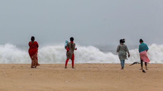 சென்னை, திருவள்ளூர், செங்கல்பட்டு, காஞ்சிபுரம், விழுப்புரம், கள்ளக்குறிச்சி, கடலூரில் நவ.30 நாளை, அதி கனமழைக்கான ரெட் அலர்ட் கொடுக்கப்பட்டுள்ளது.&nbsp;