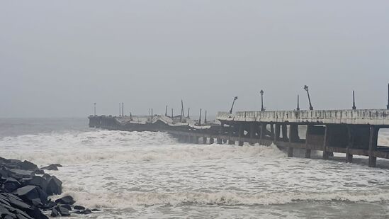 செங்கல்பட்டு, விழுப்புரம், கடலூர், மயிலாடுதுறை, நாகை மற்றும் புதுச்சேரி, காரைக்காலில் நவ.29 இன்று அதி கனமழைக்கான ரெட் அலர்ட் தரப்பட்டுள்ளது.&nbsp;