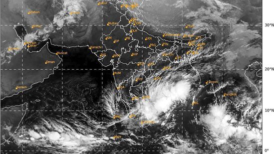 வங்கக்கடலில் நிலவி வரும் ஆழ்ந்த காற்றழுத்த தாழ்வு மண்டலம், புயலாக வலுப்பெறும் போது, 90 கி.மீ., வரை காற்று வீசும் என வானிலை ஆய்வு மையம் தகவல்