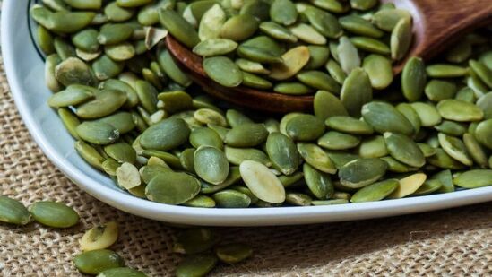 பூசணி விதையில் உள்ள மெக்னீசியம் எலும்பு ஆரோக்கியத்திற்கும் வளர்ச்சிக்கும் நல்லது. பூசணி விதைகள் ஆரோக்கியமான டெஸ்டோஸ்டிரோன் அளவை ஊக்குவிக்கும் மற்றும் விந்தணு தரத்தை மேம்படுத்தும்.