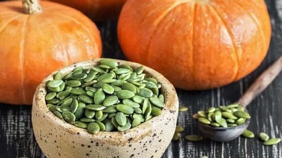 பூசணி விதையில் உள்ள ஆன்டிஆக்ஸிடன்ட்கள் புற்றுநோய் செல்கள், குறிப்பாக மார்பக மற்றும் புரோஸ்டேட் புற்றுநோய்களின் வளர்ச்சியைத் தடுக்க உதவும்.