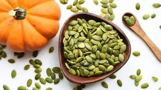 பூசணி விதைகளில் ஆன்டிஆக்ஸிடன்ட்கள் மற்றும் ஆரோக்கியமான கொழுப்புகள் நிறைந்துள்ளன, இது இதய ஆரோக்கியத்தை ஆதரிக்கும்.